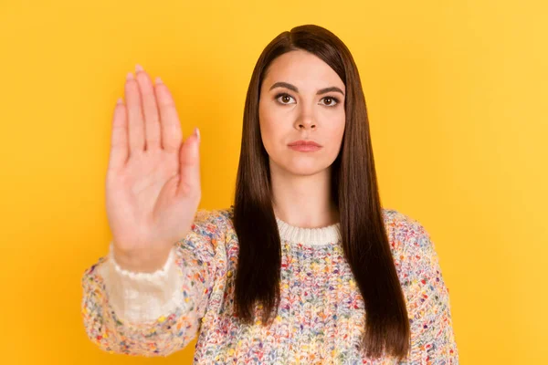 Foto de una joven seria cogida de la mano señal de stop prohibición aislado en el brillo de color amarillo de fondo —  Fotos de Stock