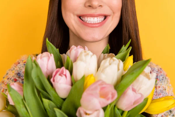 Gülümseyen neşeli genç kadının kırpılmış fotoğrafı. İlkbahar tatilinde sarı arka planda izole edilmiş. — Stok fotoğraf