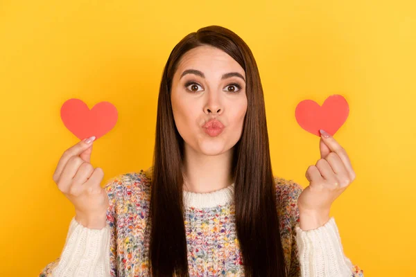 Foto van charmante flirterige jonge vrouw houd handen kleine hart vormen stuur lucht kus geïsoleerd op glans gele kleur achtergrond — Stockfoto