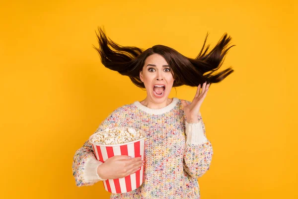 怖いクレイジー若い女性の写真飛ぶ髪の風ホールドポップコーンバケツホラー映画孤立した黄色の色の背景 — ストック写真