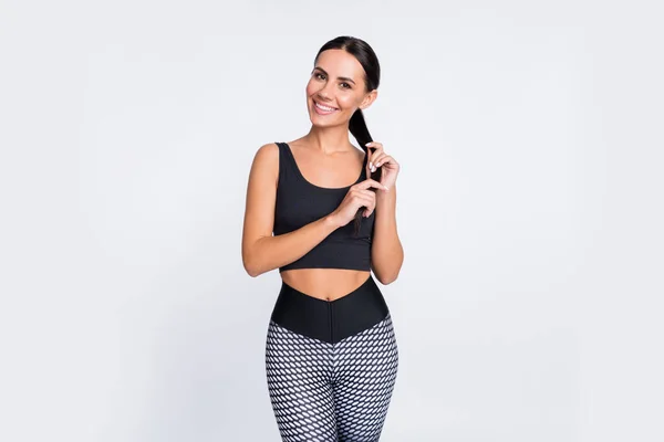 Foto de feliz sorrindo encantadora mulher encantadora em roupas esportivas singlet e leggings isolado no fundo de cor branca — Fotografia de Stock