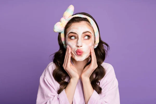 Foto retrato de menina curiosa aplicando espuma de limpeza olhando para o espaço em branco com os lábios despojados isolado em fundo de cor violeta brilhante — Fotografia de Stock