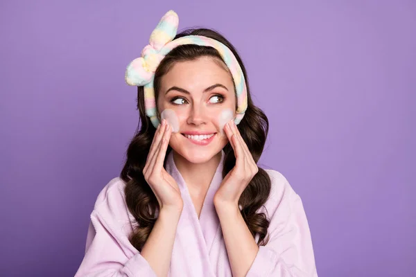 Foto von jungen attraktiven Mädchen verträumt beißen Lippen gelten Reinigungsschaum aussehen leeren Raum isoliert über lila Farbe Hintergrund — Stockfoto
