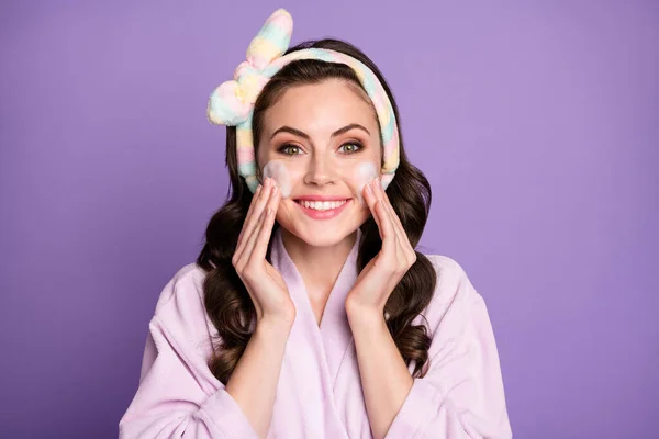 Foto de menina bonita jovem aplicar espuma de limpeza desfrutar de hidratação higiene isolada sobre fundo de cor roxa — Fotografia de Stock