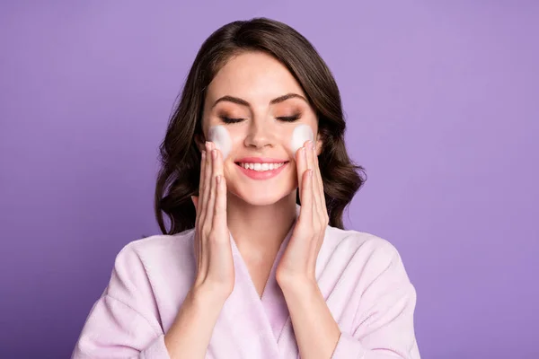 Foto de chica atractiva joven disfrutar de procedimiento de cosmetología limpieza de espuma aislada sobre fondo de color púrpura — Foto de Stock