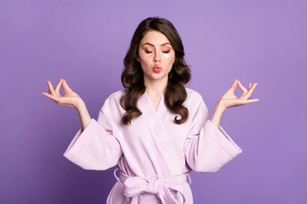 Foto de menina jovem meditar lábios amuados desfrutar de olho remendo elevação hidratação isolada sobre fundo de cor roxa — Fotografia de Stock