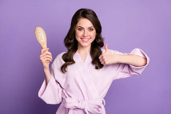 Foto de jovem atraente mulher feliz sorriso escolha polegar-up escolher anúncio escova de cabelo recomendo isolado sobre fundo de cor roxa — Fotografia de Stock