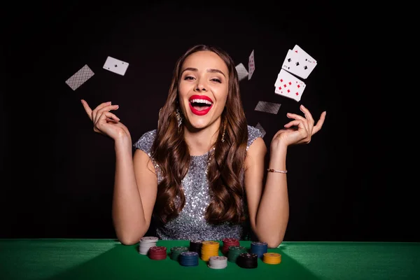 Foto der Dame sitzen Casino-Tisch Karten werfen offenen Mund Blick Kamera tragen elegante Kleid isoliert schwarze Farbe Hintergrund — Stockfoto