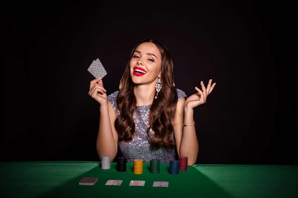 Foto de dama sentarse mesa de póquer celebrar dos tarjetas llamada apuesta alegre sonrisa desgaste brillante vestido aislado color negro fondo —  Fotos de Stock