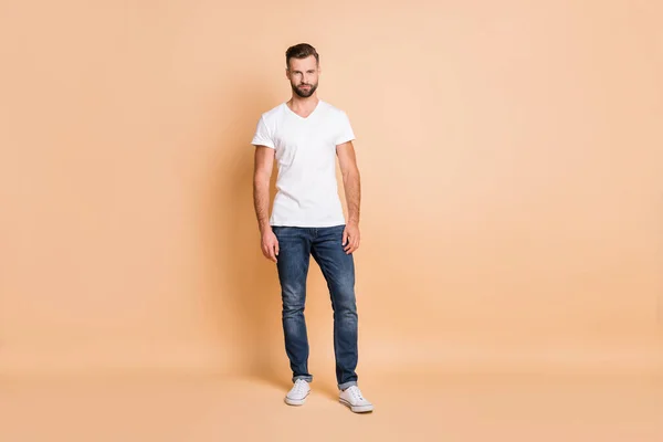 Full length body size view of attractive content guy wearing cozy season clothes isolated over bege pastel color background — Fotografia de Stock