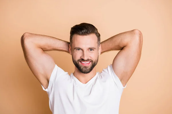 Parte superior por encima de la foto de ángulo alto de la sonrisa positiva joven rastrojo manos detrás de la cabeza descanso relajarse pausa de descanso aislado sobre fondo de color beige — Foto de Stock