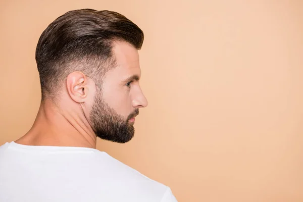 Profil côté photo de jeune poil beau homme sérieux look espace vide isolé sur fond de couleur beige — Photo