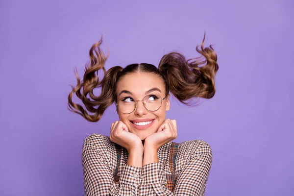 Foto di ottimistica ragazza bruna sguardo vuoto spazio mani mento indossare occhiali camicia marrone isolato su sfondo di colore lilla — Foto Stock