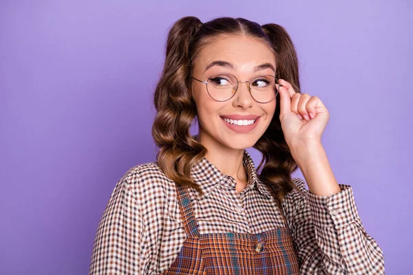 Foto di ottimista funky giovane ragazza toccare gli occhiali guardare vuoto spazio indossare camicia marrone isolato su sfondo di colore lilla — Foto Stock