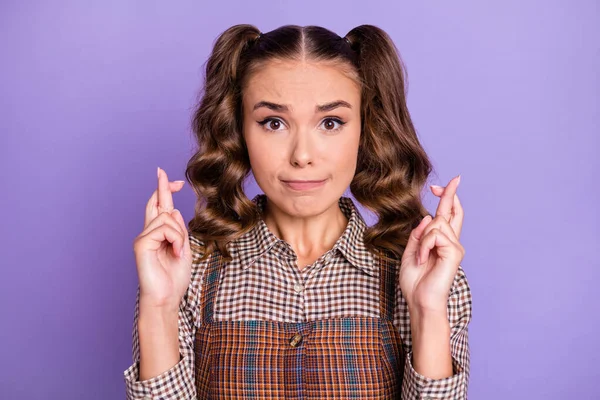 Foto de chica joven atractiva cruzó los dedos ansiosa cara mirada cámara aislada sobre fondo de color violeta pastel —  Fotos de Stock