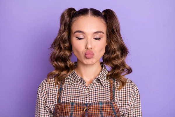 Portrét optimistické funky mladá dívka vyhodit polibek zavřené oči nosit hnědou košili izolované na šeříku barvy pozadí — Stock fotografie