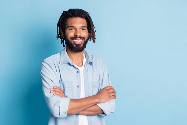 Portret van aantrekkelijke inhoud vrolijke man dragen jeans shirt gevouwen armen kopiëren ruimte geïsoleerd over helder blauwe kleur achtergrond — Stockfoto