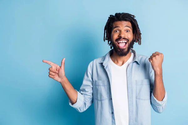 Retrato de chico alegre agradable demostrando copia espacio vacío que tiene solución oferta divertida venta aislado sobre fondo de color azul brillante —  Fotos de Stock