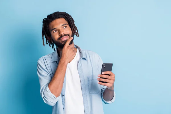 Ritratto di attraente ragazzo mentalità utilizzando gadget creazione di nuovo post media commento isolato su sfondo di colore blu brillante — Foto Stock