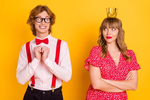 Foto retrato de nerd engraçado caiu no amor com princesa bonita passar o tempo juntos isolado cor amarela brilhante fundo — Fotografia de Stock