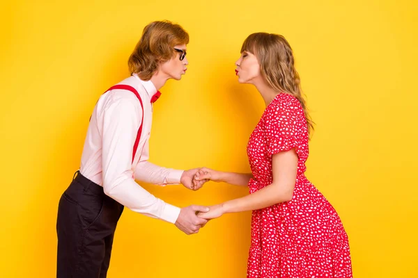 Foto retrato de alegre pareja encantadora besándose en día de San Valentín fecha aislado sobre fondo amarillo vibrante — Foto de Stock