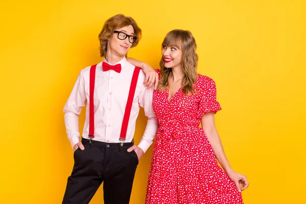 Foto retrato de menino e menina olhando um para o outro alegre dente no dia dos namorados isolado no fundo amarelo vívido — Fotografia de Stock