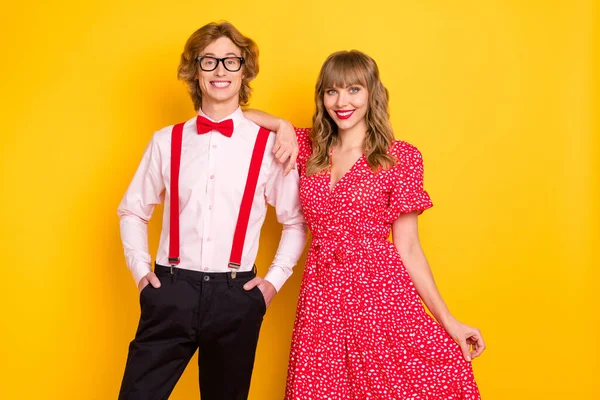 Foto retrato de pareja sonriente alegre amándose vistiendo trajes festivos aislados sobre fondo amarillo brillante —  Fotos de Stock