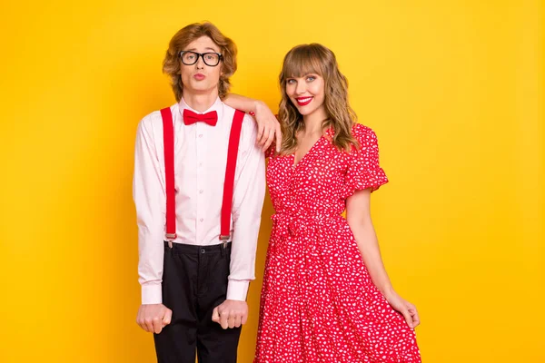 Foto retrato de pareja pasando tiempo juntos en el día de San Valentín con ropa elegante aislada sobre fondo amarillo brillante — Foto de Stock