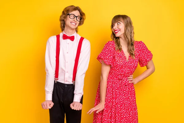 Portrait photo de couple joyeux se regardant sur la date flirt charmant isolé sur fond jaune vif — Photo