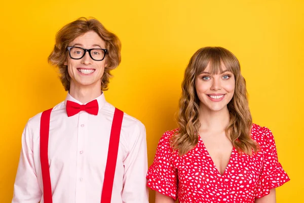 Foto de dois jovens satisfeitos toothy sorriso olhar câmera isolada no fundo de cor amarelo brilhante — Fotografia de Stock