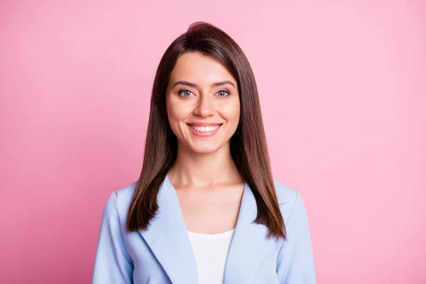 Retrato de mujer morena bonita usar blazer formal aislado sobre fondo de color rosa pastel — Foto de Stock