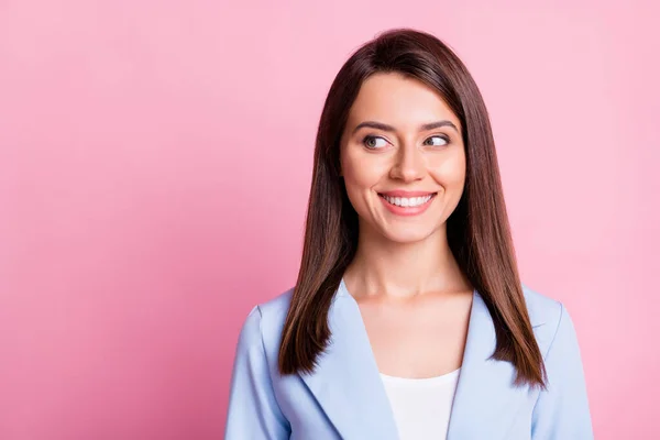 Retrato de jovem bonita atraente sorrindo positivo menina mulher olhar feminino copyspace isolado no fundo cor-de-rosa — Fotografia de Stock