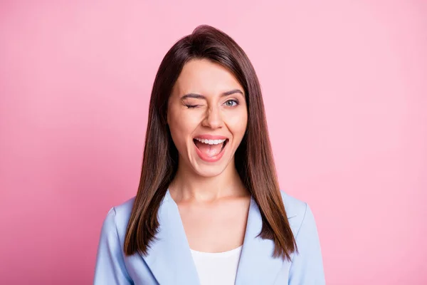 Retrato de jovem atraente sorrindo alegre menina positiva mulher piscadela olho feminino isolado no fundo cor-de-rosa — Fotografia de Stock