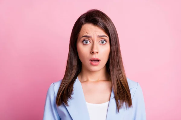 Retrato de joven hermosa sorprendida sorprendida chica seretaria mirada en la cámara preocupado aislado en el fondo de color rosa — Foto de Stock