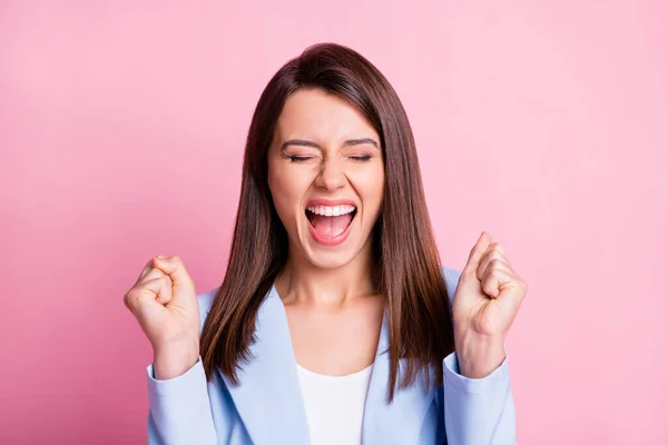 Retrato de jovem atraente animado alegre líder mulher segurar punhos fechados olhos isolados no fundo cor-de-rosa — Fotografia de Stock