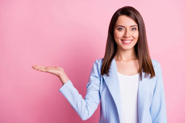 Фото молодой красивой счастливой улыбающейся позитивной предпринимательницы держаться за руку продемонстрировать изолированные на розовом фоне — стоковое фото