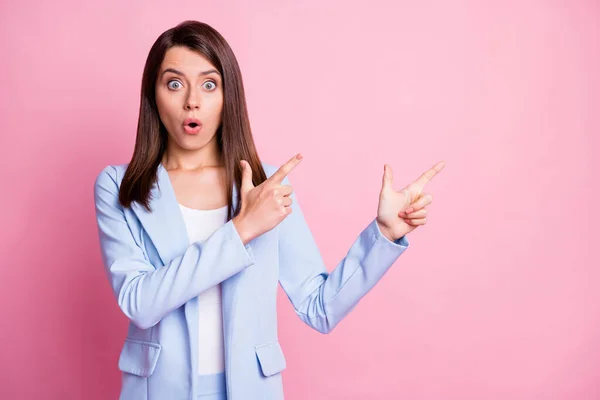 Foto van jonge aantrekkelijke geschokte verbaasd zakenvrouw wijzende vingers in copyspace geïsoleerd op roze kleur achtergrond — Stockfoto