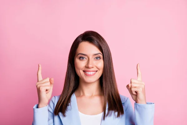 Ritratto di giovane affascinante bella donna d'affari positiva punta il dito su copyspace isolato su sfondo di colore rosa — Foto Stock