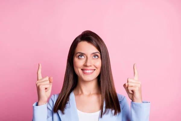 Portret van jonge mooie glimlachende optimistische zakenvrouw wijzen vingers omhoog kijken copyspace geïsoleerd op roze kleur achtergrond — Stockfoto