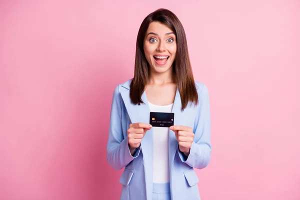 Фото молодої красивої збудженої щасливої позитивної бізнес-леді демонструють кредитну картку ізольовано на рожевому кольоровому фоні — стокове фото