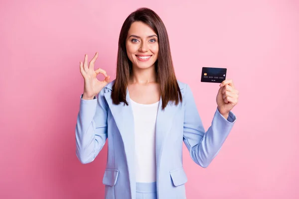 Фото молодої красивої позитивної гарного настрою дівчини показують добре знак тримайте кредитну картку ізольовано на рожевому кольоровому фоні — стокове фото