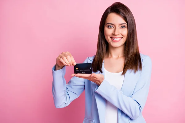 Foto de joven atractiva sonriente buen humor empresaria demostrar recomendar tarjeta de crédito aislada en el fondo de color rosa — Foto de Stock