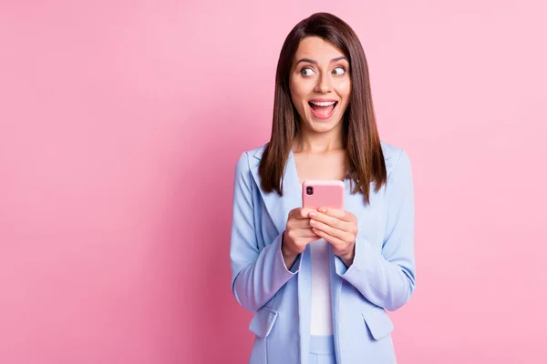 Zdjęcie z młody podekscytowany marzycielski dziewczyna używać smartfon szczęśliwy uśmiech czat typu izolowane na różowy kolor tła — Zdjęcie stockowe