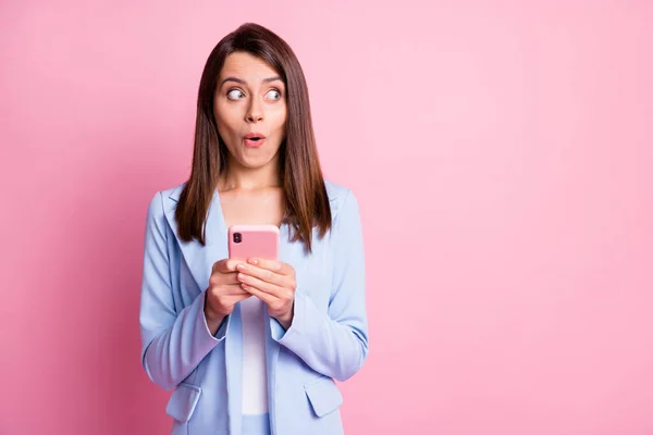 Foto van jonge aantrekkelijke vrouw verbaasd verbaasd wow gebruik mobiele telefoon type chat geïsoleerd over pastel kleur achtergrond — Stockfoto