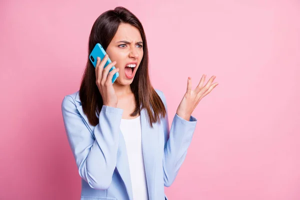 Zdjęcie młodej dziewczyny zdumiony zszokowany szalony połączenie mówić problem z telefonem komórkowym odizolowane na różowy kolor tła — Zdjęcie stockowe