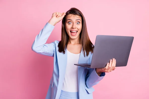 Zdjęcie młodej dziewczyny podekscytowany szczęśliwy uśmiech szczęśliwy aktualności rabat trzymać laptopa dotykać okulary izolowane na pastelowym tle koloru — Zdjęcie stockowe