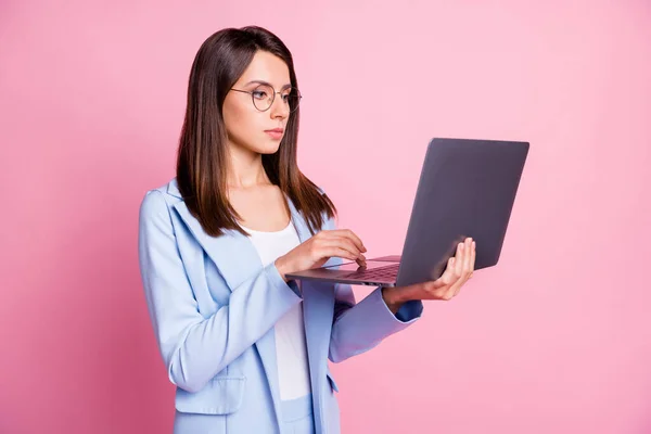 Foto av ung affärskvinna säker hold bärbar dator arbete bläddra isolerad över rosa färg bakgrund — Stockfoto