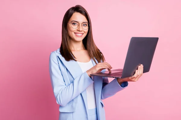 Foto di giovane bella donna fiducioso sorriso felice tenere il computer portatile moderno isolato su sfondo di colore pastello — Foto Stock
