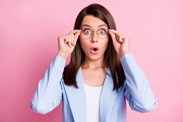 Foto van jong mooi meisje verbaasd geschokt verrast nieuws gerucht nieuwigheid hand touch bril geïsoleerd over roze kleur achtergrond — Stockfoto