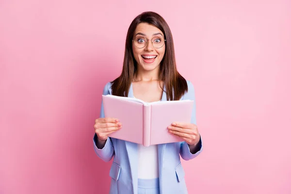 Fotografie mladé dívky vzrušený šťastný pozitivní úsměv držet notebook organizátor izolované přes pastelové barvy pozadí — Stock fotografie